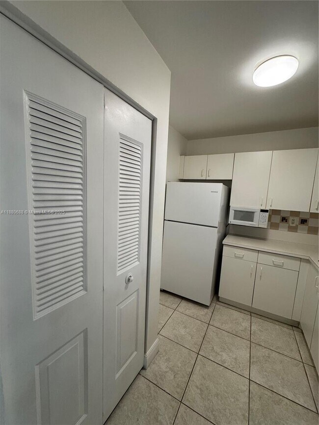 Building Photo - 10431 N Kendall Dr