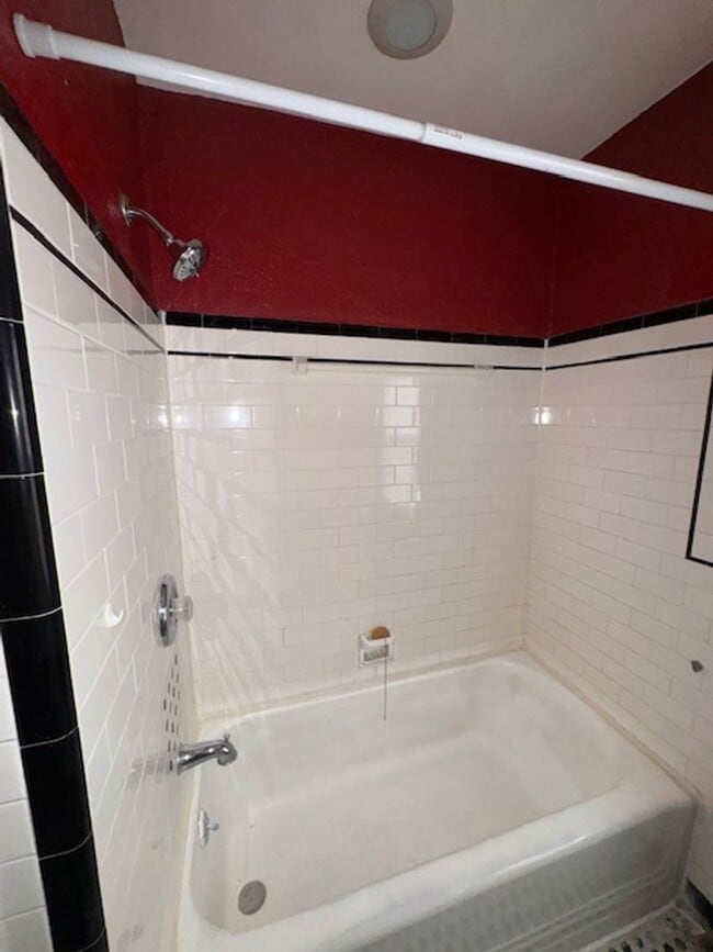 Building Photo - Charming 1 Bedroom Apt