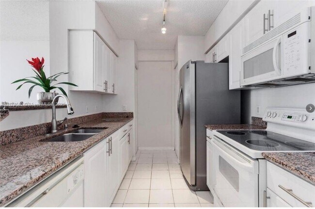 Building Photo - 1155 Brickell Bay Dr