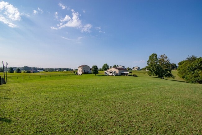 Building Photo - 650 Farmington Dr