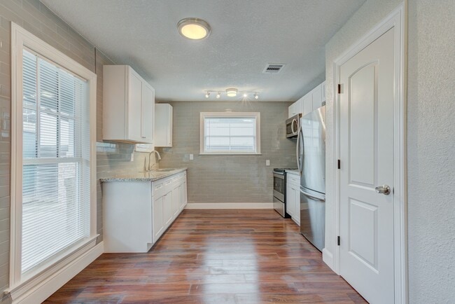 Building Photo - 2127 Maximilian St