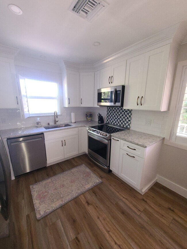 Building Photo - 1202 Palm Trl