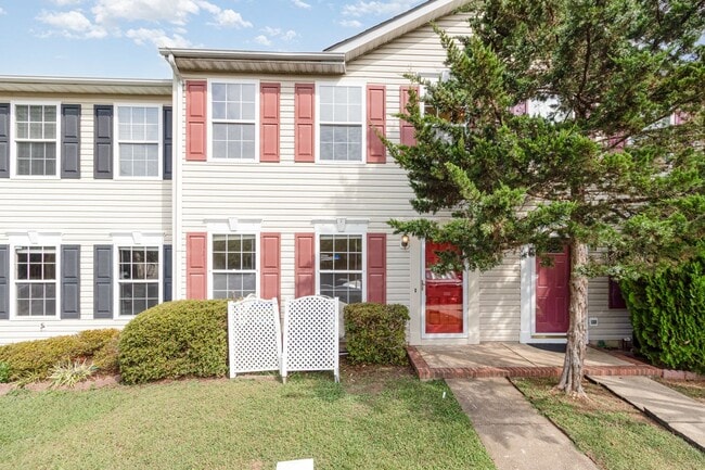 Primary Photo - 3 Bedroom Townhome in Lee's Hill!