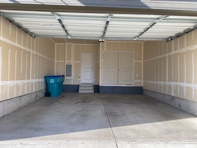 Building Photo - Beautiful Townhome 3-Bedroom / 2.5-Bath Near Walking Trail, Park