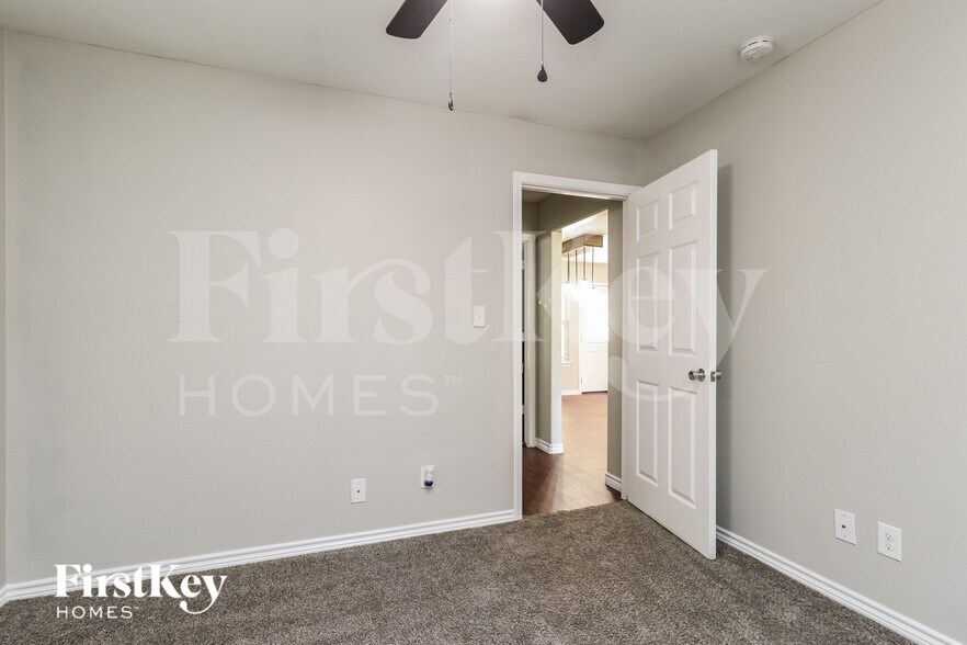 Building Photo - 10684 Royal York Dr