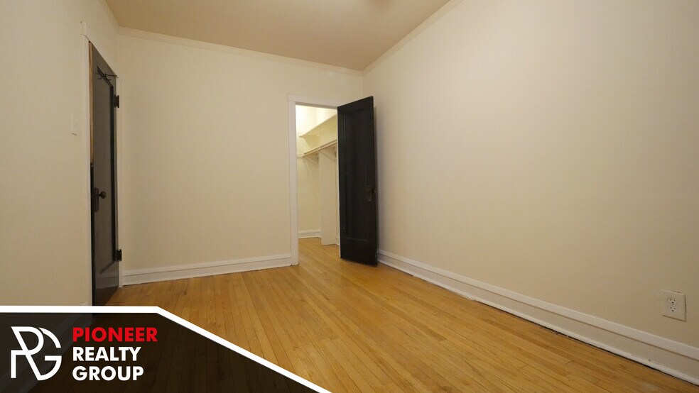 Building Photo - 2122 W Ainslie St
