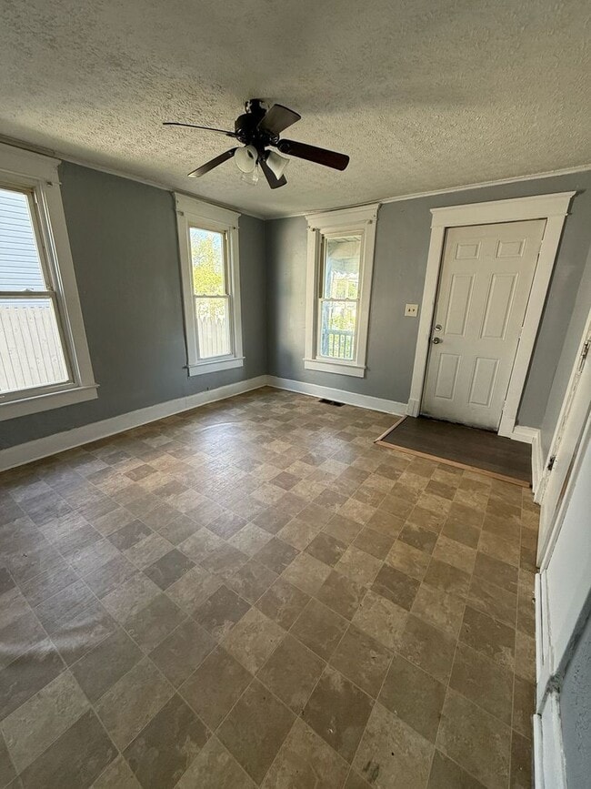 Building Photo - 3 bedrooms 1 bath