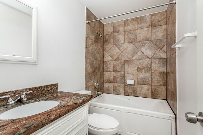 Building Photo - 2 Bedroom, 2 Bath Apartment in Munger Place!