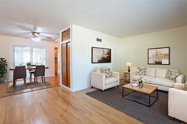 Building Photo - 4464 Mohegan Dr