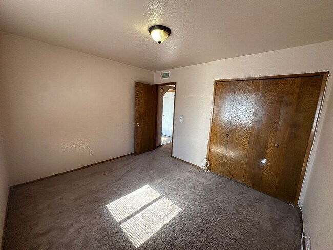 Building Photo - Cute 2 bedroom, 2 bathroom home with firep...