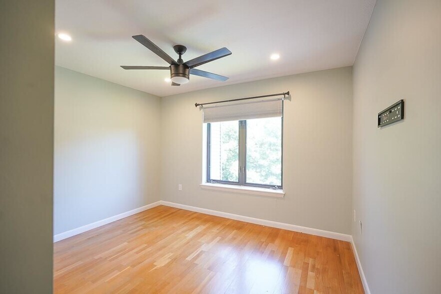 Building Photo - 500 Candlewood 38