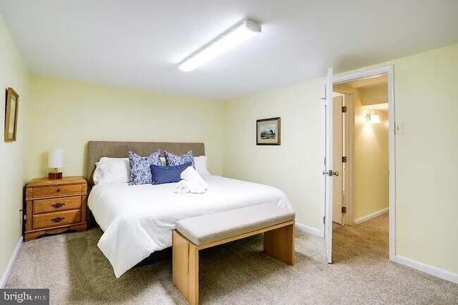 Building Photo - 9724 Admiralty Dr