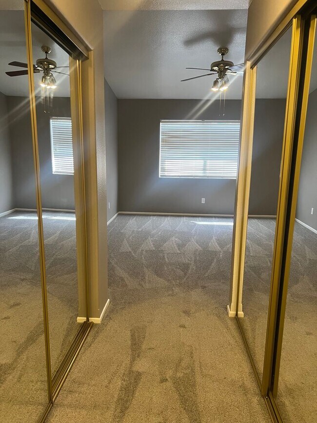 Building Photo - 3 Bedroom 2 Bathroom Townhome for Rent in Palmdale