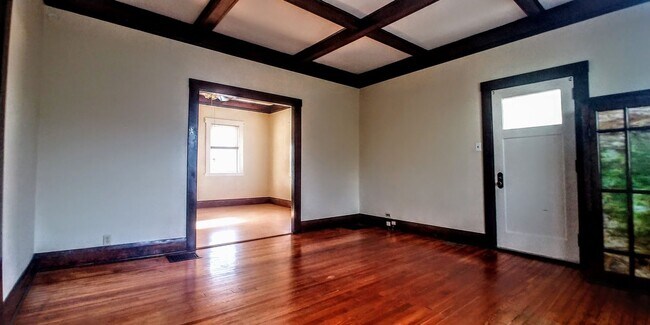 Building Photo - 2-Bed House | Linwood-Mt. Lookout | Available NOW!