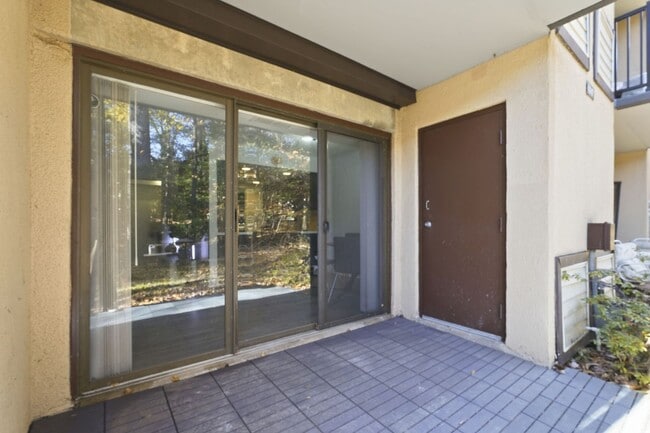 Building Photo - Beautifully Renovated 2-Bedroom Condo in the Heart of Reston!