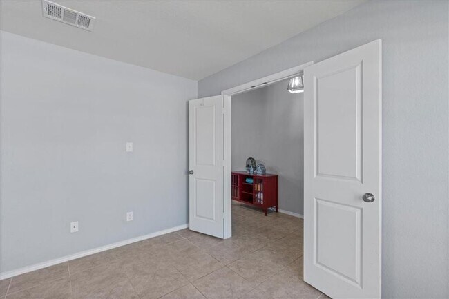 Building Photo - 1104 Hillrose Dr