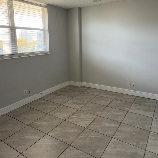 Building Photo - 1731 SE 15th St