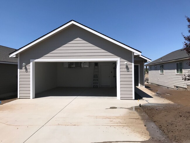 Building Photo - 3 bed/2 bath Craftsman Style Home, Private Development!!