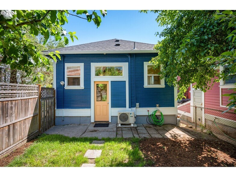 Building Photo - 3727 NE 10th Ave