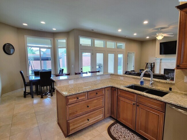 Building Photo - Large South Richland 4 Bed/3 Bath Home