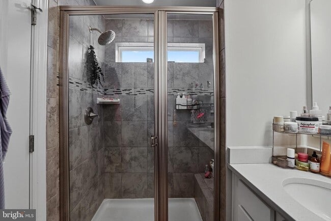 Building Photo - 865 Weald Way