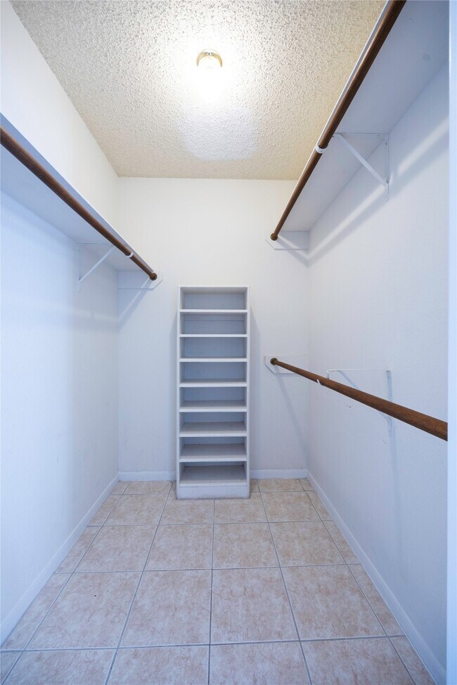 Building Photo - 811 Sierra Lake Dr