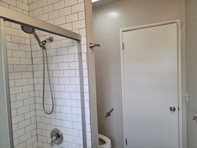 Building Photo - Stunning 2-bedroom 2nd floor apartment with garage parking!