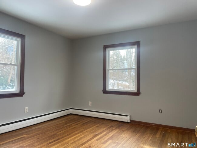 Building Photo - 7 Meadow Dr