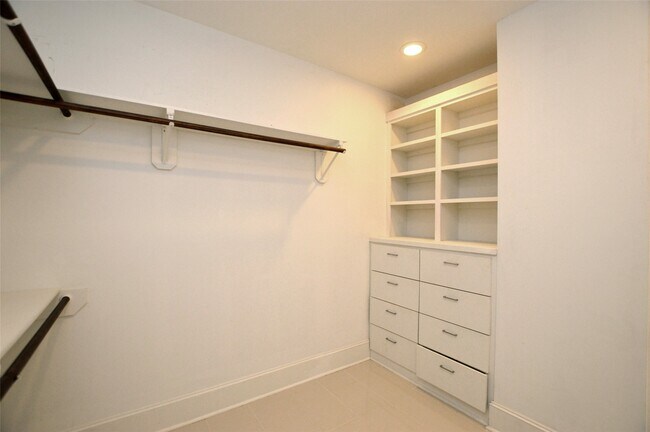 Building Photo - 1538 W 23rd St