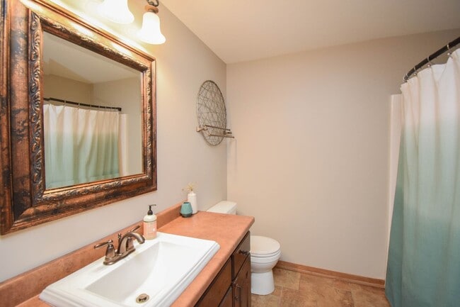 Building Photo - 2204 S Silverthorne Ave