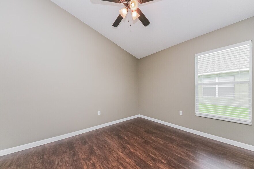 Building Photo - 1320 Creekview Ct