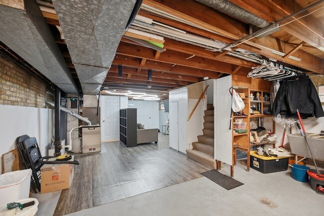 Building Photo - 6230 W Foster Ave