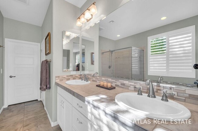 Building Photo - 16961 W Holly St