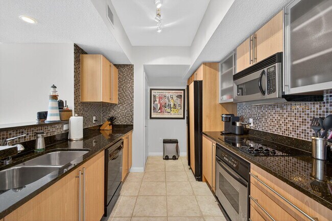 Building Photo - 1551 N Flagler Dr