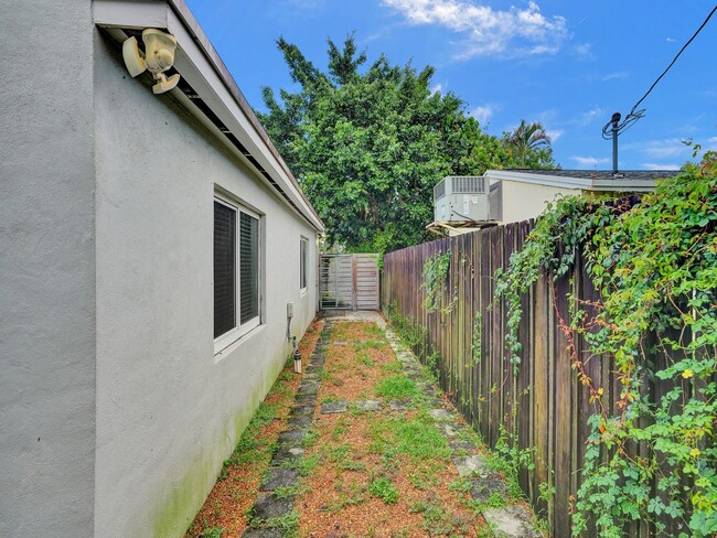 Building Photo - Gorgeous New 3 bedroom 2  bath - one Story home in Oakland Park