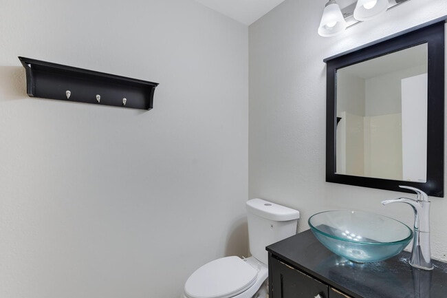 Building Photo - 302 N Hudson Pl