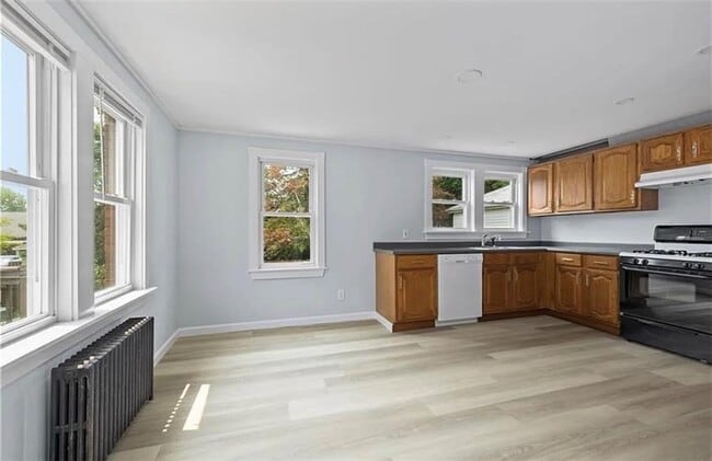 Building Photo - 166 Roger Williams Ave