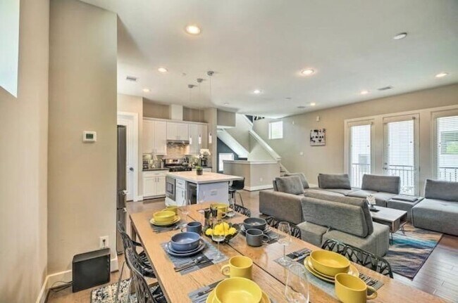 Building Photo - 2403 Everett St