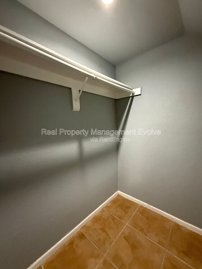 Building Photo - 3228 W Glendale Ave