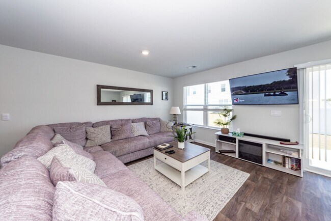 Building Photo - 3 Bedroom, 2.5 Bathroom Townhome in Caroli...