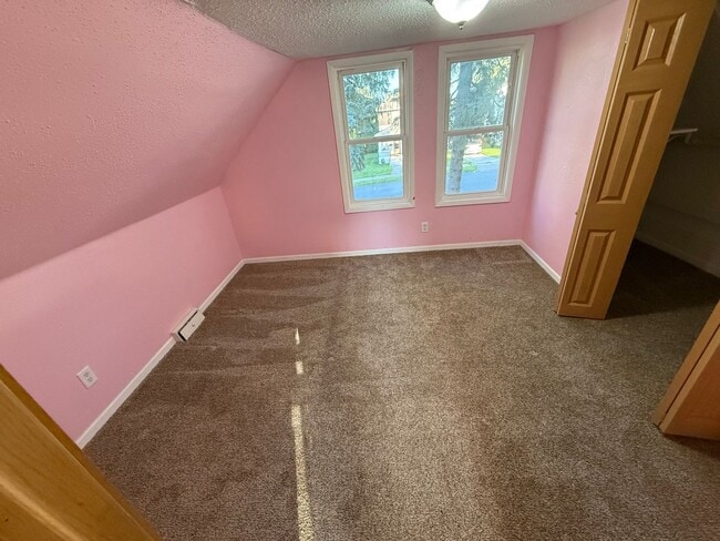 Building Photo - Cloquet MN - 3-bed - 1-bath - 1 - car Sing...
