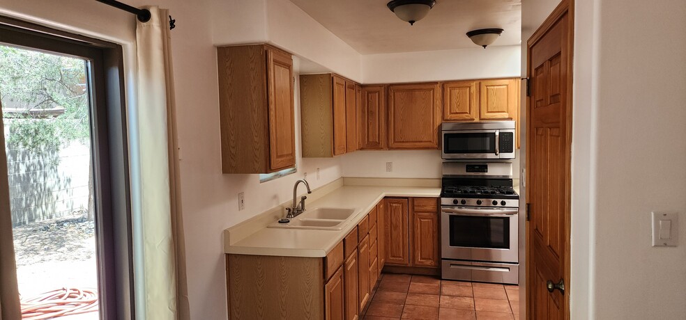 Building Photo - 507 Silva St