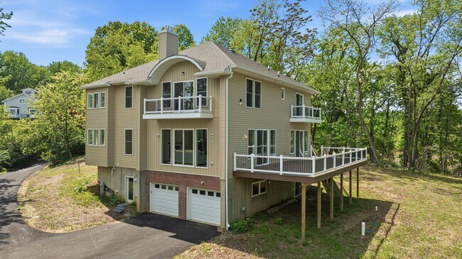 Building Photo - 5116 Shore Dr