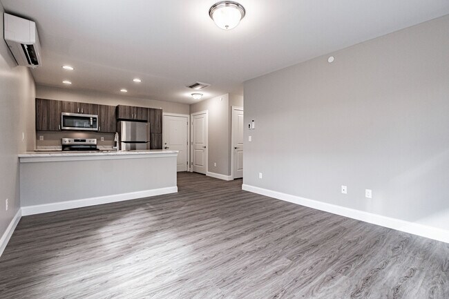 Building Photo - 8 Friendly Way