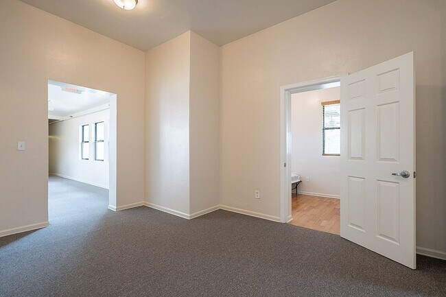 Building Photo - 928 E 6th St