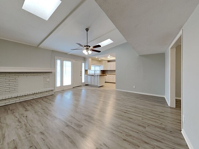 Building Photo - Charming 3-Bed, 2-Bath Home with Pool in Grand Prairie