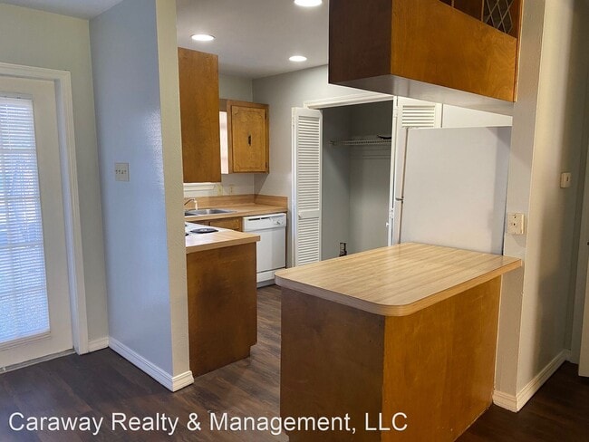 Building Photo - 2 br, 1.5 bath House - 4111 Pines Rd. #71 ...