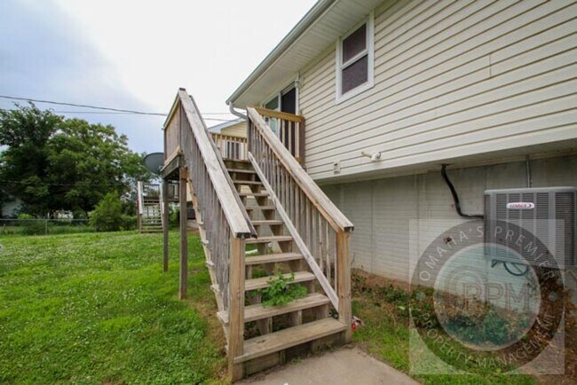 Building Photo - Beautiful 3Bd/2Ba Split entry in Omaha!