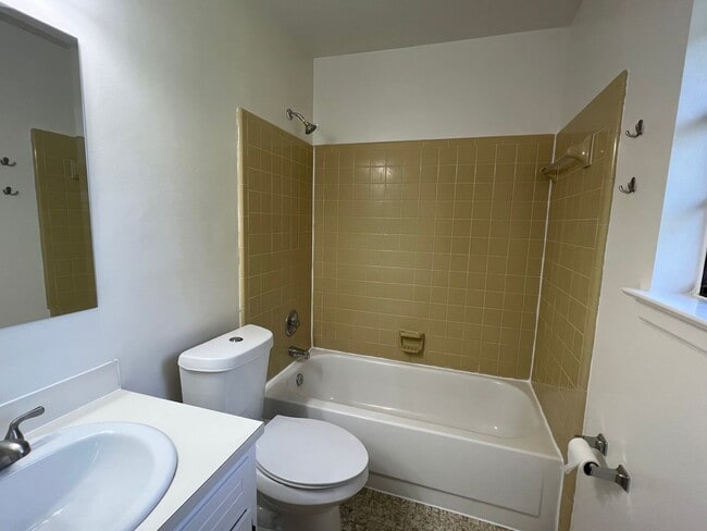 Building Photo - Forest Hills Home