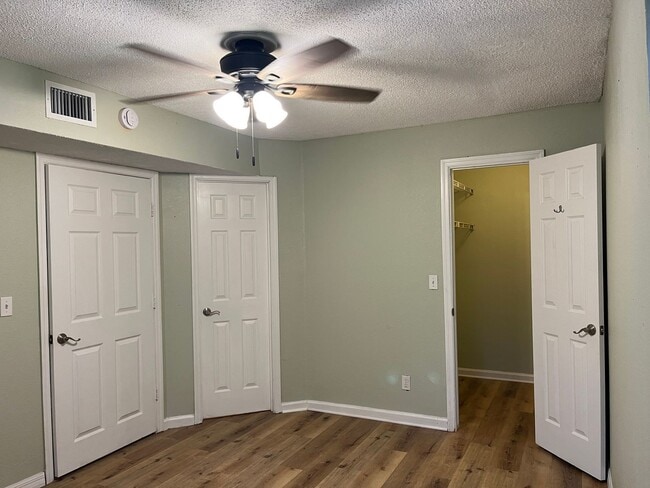 Building Photo - 355 Lakepointe Dr